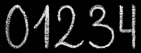 Numeri arabi in gesso bianco scritti a mano isolati su sfondo nero — Foto Stock