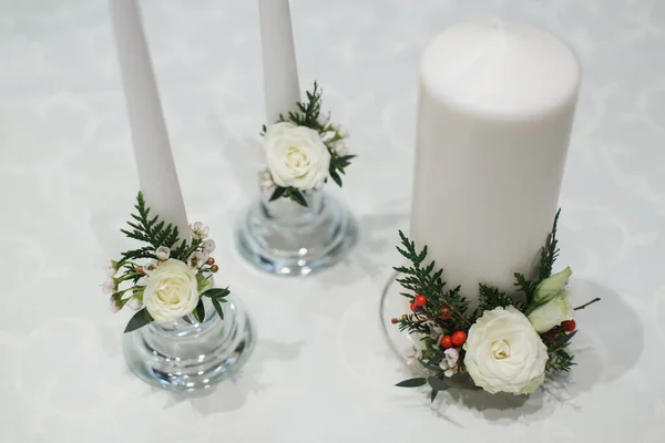 Белые толстые и тонкие свечи для украшения свадьбы — стоковое фото