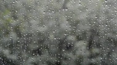 Pencerenin dışında yağmur yağar