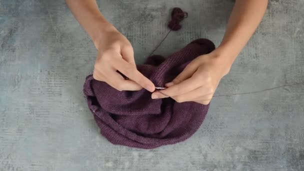 Junge Frauen Hände Stricken Mit Grauen Metallnadeln Und Dunkelrotem Baumwollfaden — Stockvideo