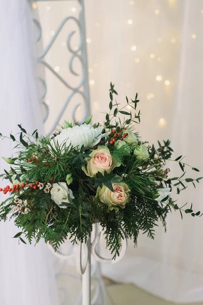 Цветок брак договоренность на стенде на полу для свадьбы — стоковое фото