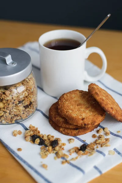 Μπισκότα βρώμης ολικής άλεσης στοίβα με granola και καφέ σε χαρτοπετσέτα — Φωτογραφία Αρχείου