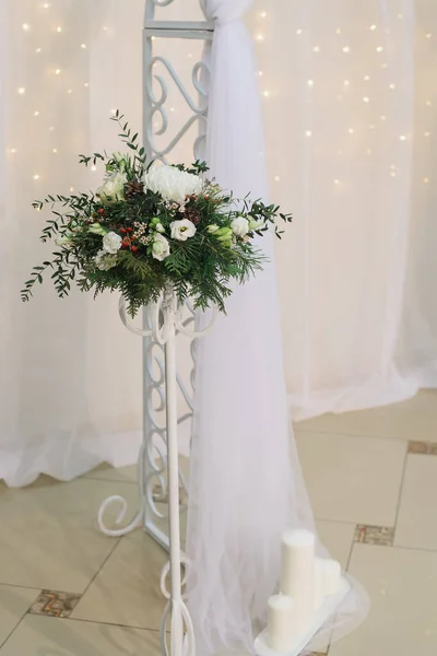 Composición de flores de matrimonio en el stand en el suelo para la boda — Foto de Stock