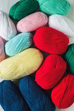 renkli oval akrilik renkli yün iplik ipliği arka planda iz bırakıyor