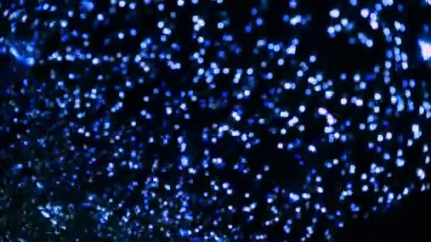 scintillement flou polygones bleu et vert lumière avec effet de pépin sur fond noir foncé, images vidéo stock en temps réel pour l'arrière-plan ou la transition 