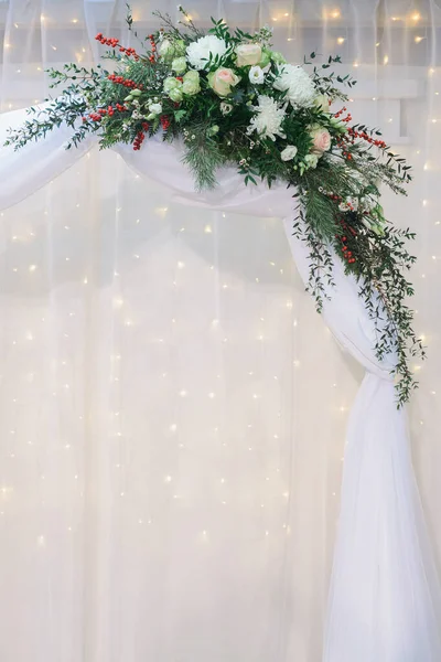 Zimní svatba květinové složení na oblouku — Stock fotografie