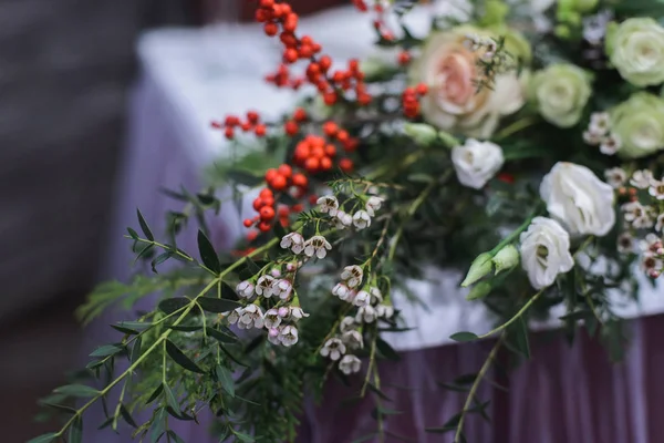 Zimní manželství květinové složení na stole — Stock fotografie