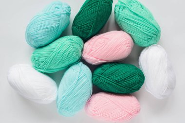 akrilik pastel renkli yün iplik izleri.