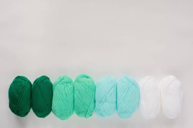 akrilik pastel renkli yün iplik izleri.