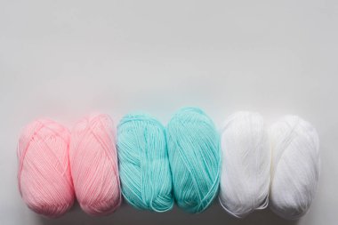akrilik pastel renkli yün iplik izleri.