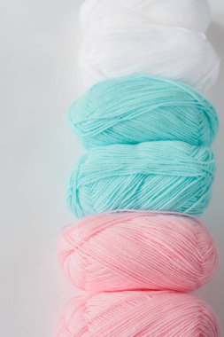 akrilik pastel renkli yün iplik izleri.