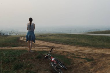 Beyaz, beyaz, beyaz, beyaz, beyaz bir kadın. Village Hill yolunda B ile duruyor.