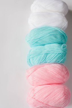 akrilik pastel renkli yün iplik izleri.