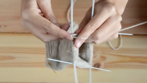 Jonge Vrouwen Handen Breien Met Grijze Metalen Naalden Wollen Draad — Stockvideo