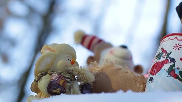 Brinquedos de Natal com presentes na madeira — Vídeo de Stock