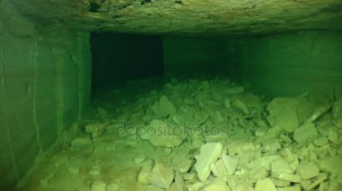 Catacombs sular altında: Galeri boyunca fotoğraf makinesinin hareketi.