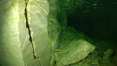 Catacombs sular altında: Galeri boyunca fotoğraf makinesinin hareketi.