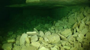 Catacombs sular altında: Galeri boyunca fotoğraf makinesinin hareketi.