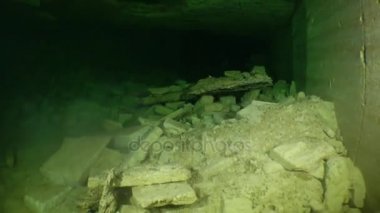 Catacombs sular altında: Galeri boyunca fotoğraf makinesinin hareketi.