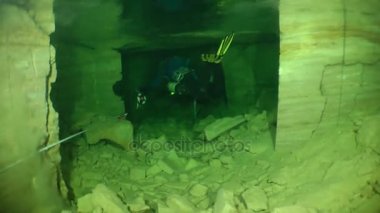Dalgıç-speleologist sular altında içinde benim.
