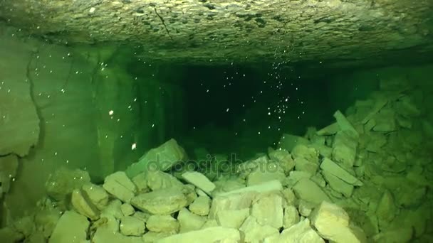 Geflutete Mine: Bewegung der Kamera entlang der Drift. — Stockvideo