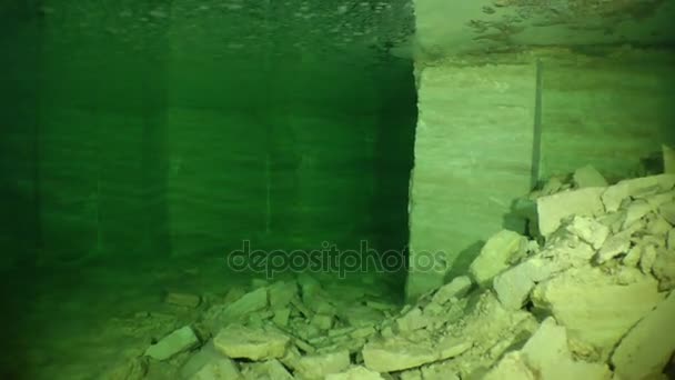 Catacombs sular altında: Galeri boyunca fotoğraf makinesinin hareketi. — Stok video