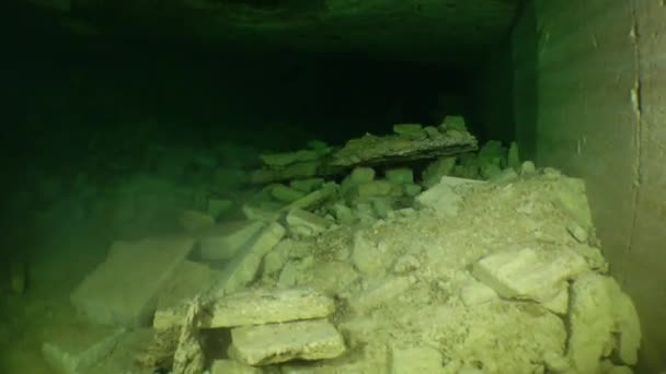 Catacombes inondées : Mouvement de la caméra le long de la galerie . — Video