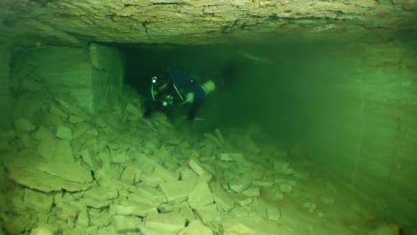 O mergulhador-espeleólogo na mina inundada . — Vídeo de Stock