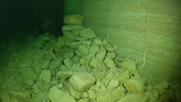Der Taucher-Höhlenforscher in der überfluteten Mine. — Stockvideo