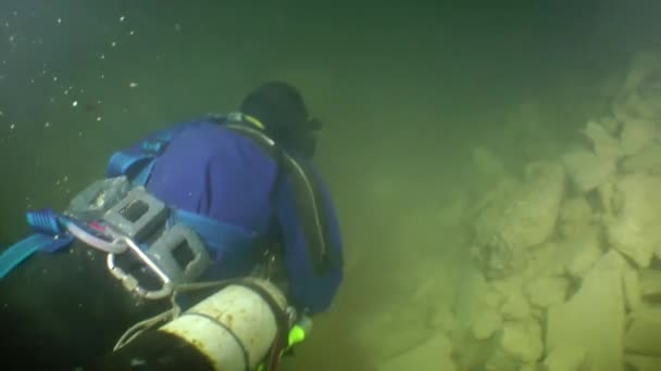 O mergulhador-espeleólogo na mina inundada . — Vídeo de Stock