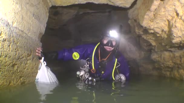 El buceador-espeleólogo en la mina inundada . — Vídeos de Stock