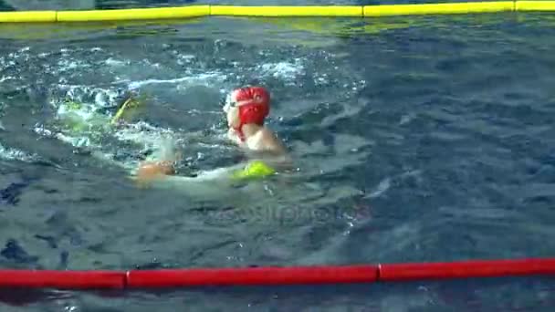Акватлон (подводная борьба), тренировка в бассейне . — стоковое видео