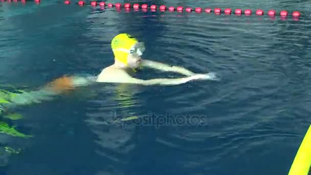 Aquathlon （水下摔跤），池中的培训. — 图库视频影像