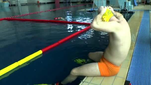 アクアスロン (水中レスリング)、プールでトレーニング. — ストック動画