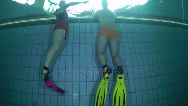 Aquathlon (Underwater brottning), utbildning i poolen. — Stockvideo