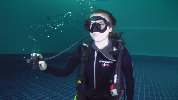 Diving school in the pool. — Stock Video