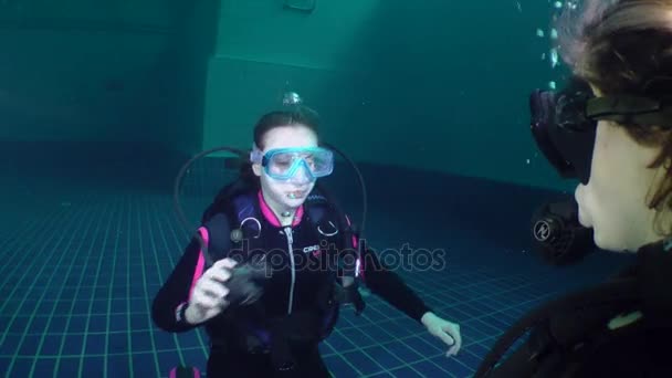 École de plongée dans la piscine . — Video