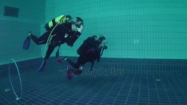 Educación buceo en la piscina. — Vídeos de Stock