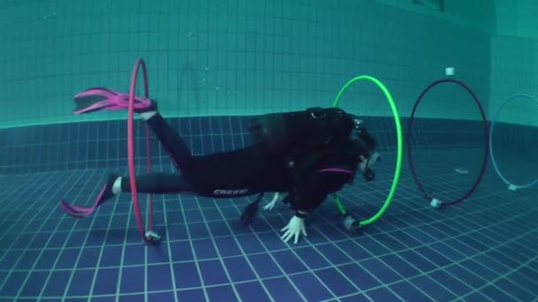 Educación buceo en la piscina. — Vídeos de Stock