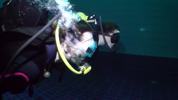 Educación buceo en la piscina. — Vídeo de stock