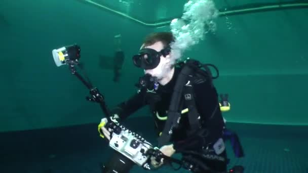 Photographe sous-marin tire des sports nautiques dans la piscine . — Video