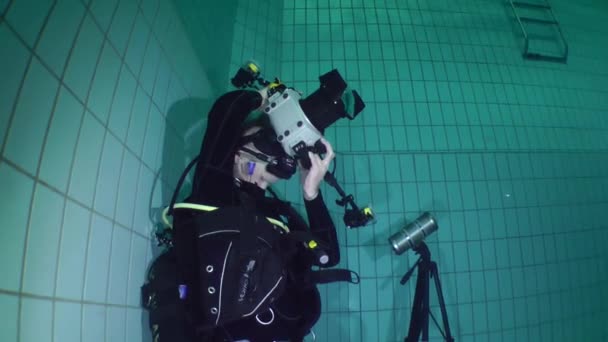 Fotógrafo submarino dispara deportes acuáticos en la piscina . — Vídeo de stock