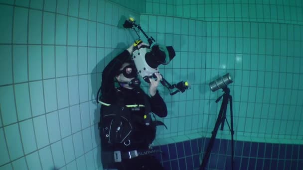 Подводный фотограф снимает водные виды спорта в бассейне . — стоковое видео