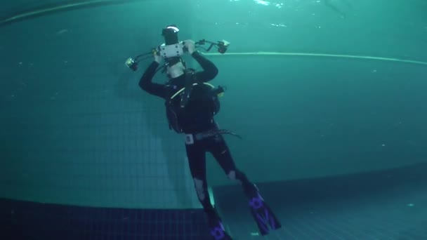 Подводный фотограф снимает водные виды спорта в бассейне . — стоковое видео