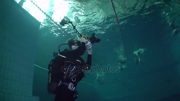 Fotógrafo submarino dispara natación sincronizada . — Vídeos de Stock