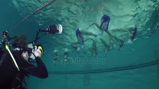 Onderwater fotograaf schiet Synchroonzwemmen. — Stockvideo