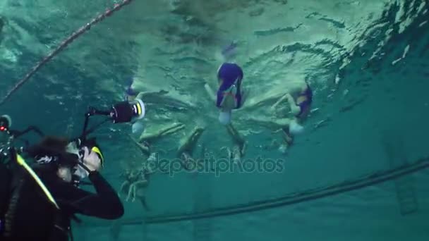 Unterwasserfotograf filmt Synchronschwimmen. — Stockvideo