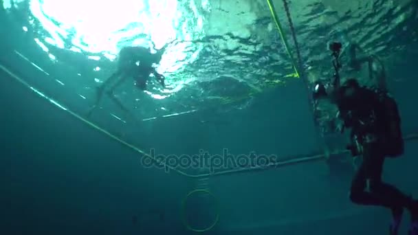 Unterwasserfotograf filmt Unterwasser-Wrestling. — Stockvideo