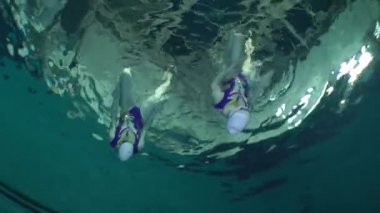 Senkronize yüzme sualtı görüntüsü.