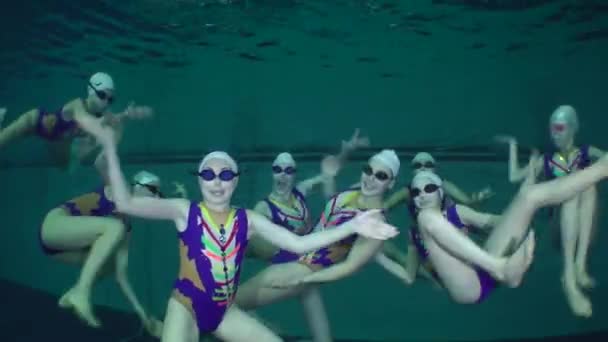 Víz alatti nézet a szinkronúszás. — Stock videók